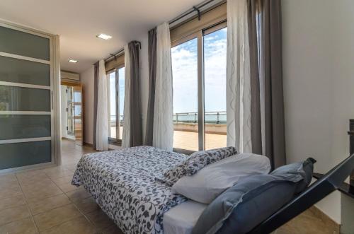 1 dormitorio con cama y ventana grande en Club Villamar - Rosario, en Lloret de Mar