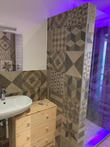 a bathroom with a sink and a shower at Sala dell Estate Guest House in Secchia