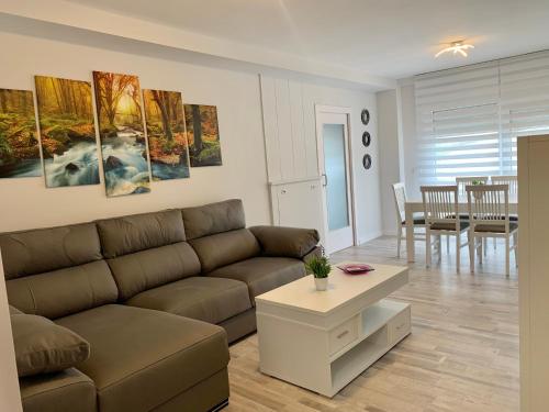 sala de estar con sofá y mesa en Apartamento Vilagarcía de Arousa -Playa 7 - Rías Baixas en Vilagarcia de Arousa