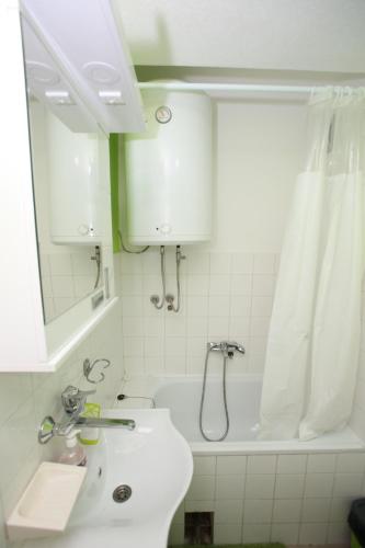 帕拉欽的住宿－T&A，浴室配有盥洗盆和浴缸。