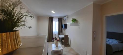 Μια τηλεόραση ή/και κέντρο ψυχαγωγίας στο Alimar Suite