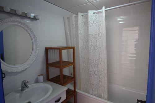 uma casa de banho com um lavatório e uma cortina de chuveiro em Apartamento-Solárium playa Marina de la Torre em Mojácar