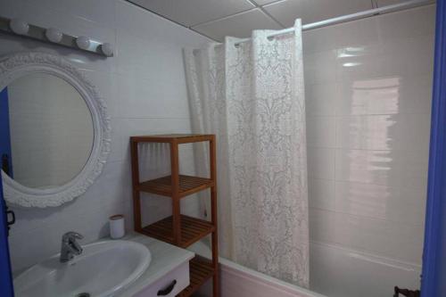 łazienka z umywalką i zasłoną prysznicową w obiekcie Apartamento-Solárium playa Marina de la Torre w mieście Mojácar