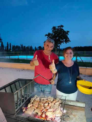 two women standing in front of a grill at Il Podere di Francesco in Rivotorto 