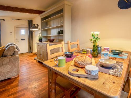 uma mesa de madeira com comida na cozinha em Beacon Cottage em Ilkley