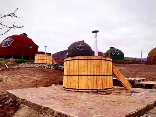 un grupo de edificios con domos en un campo en Domos El Llano, en Putaendo