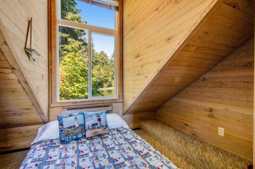 a bedroom with a bed in a wooden cabin at Captain's Quarter in Johnson Landing