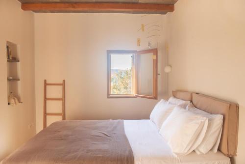 Postel nebo postele na pokoji v ubytování Avdos' olive house - land tales