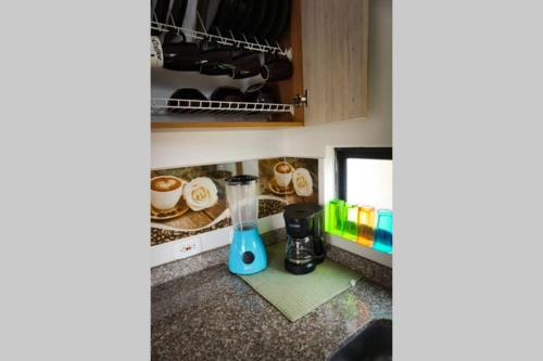 a kitchen with a blender on a counter at Apartasol Reserva de la Colina Lindo y Cómodo Apartamento in La Tebaida