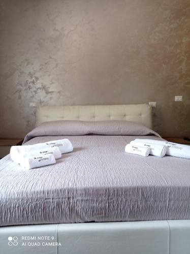 a bed with three towels on top of it at La Carrozza sul Titerno in Faicchio