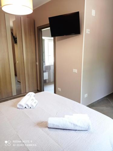 a bedroom with a bed with two towels on it at La Carrozza sul Titerno in Faicchio