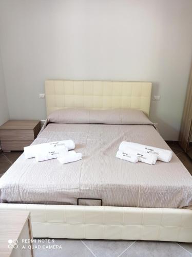 a bed with two white towels on top of it at La Carrozza sul Titerno in Faicchio