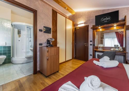 Koupelna v ubytování Garden Wellness Hotel S