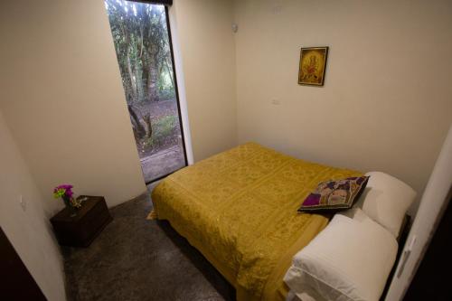 Una cama o camas en una habitación de Entre Árboles Hostal
