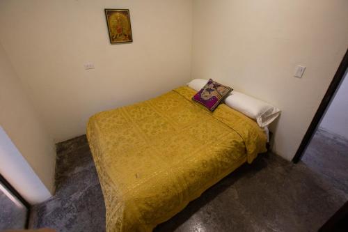 Una cama o camas en una habitación de Entre Árboles Hostal