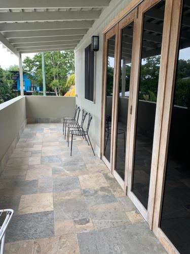 Beachside Villa with Private lap poolにあるバルコニーまたはテラス