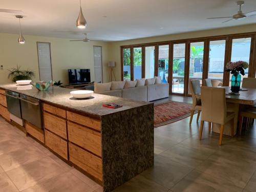 Beachside Villa with Private lap poolにあるテレビまたはエンターテインメントセンター