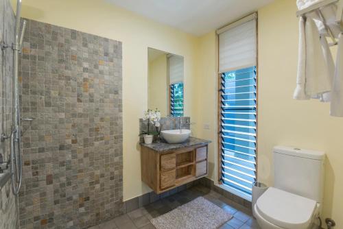 Phòng tắm tại Beachside Villa with Private lap pool