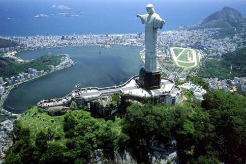 Una estatua de un Cristo Redentor en la cima de una montaña en Hotel Vitória, en Río de Janeiro