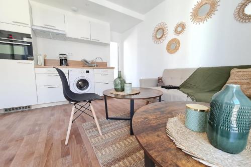 un salon avec un canapé et une table dans l'établissement Le Poulorio 8 - T2 - Proche Gare By Locly, à Lorient