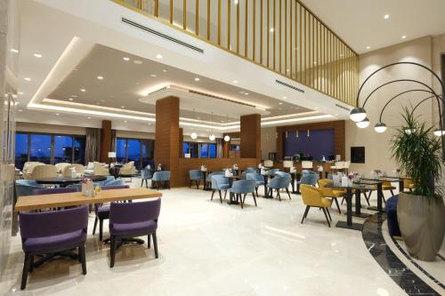 une salle à manger avec des tables et des chaises dans un restaurant dans l'établissement Birun Ada Hotel, à Istanbul
