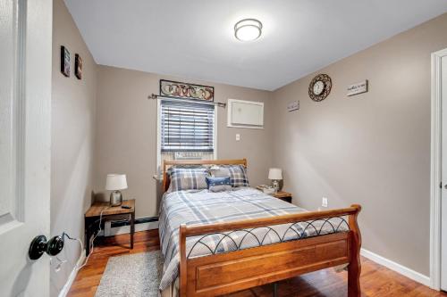 Ένα ή περισσότερα κρεβάτια σε δωμάτιο στο Modern Cozy 3BR Home Just 10 mins From JFK! residence