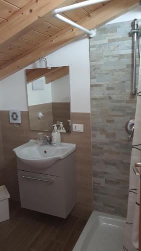 ein Bad mit einem Waschbecken und einem Spiegel in der Unterkunft Flyhouse Sicilia in Piana degli Albanesi