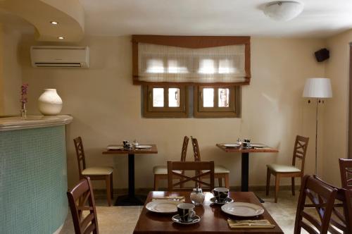 - une salle à manger avec une table, des chaises, une table et des chaises dans l'établissement Rentinia Inn, à Rentína