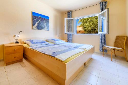 une chambre avec un lit et une fenêtre dans l'établissement Casa Folara, à Cala Llombards
