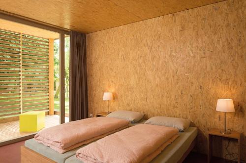 Giường trong phòng chung tại Avenches Youth Hostel