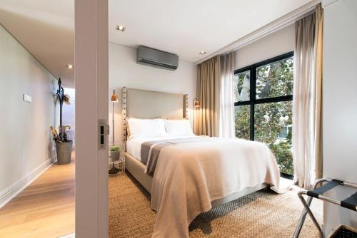 Tempat tidur dalam kamar di Collection Luxury Apartments - Concord 11