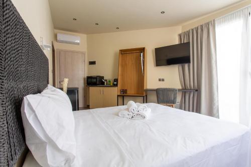 Una cama o camas en una habitación de Leone Suites