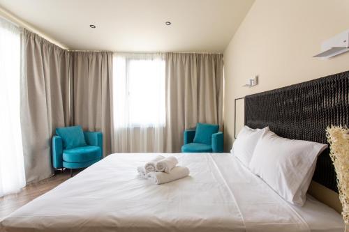 Una cama o camas en una habitación de Leone Suites