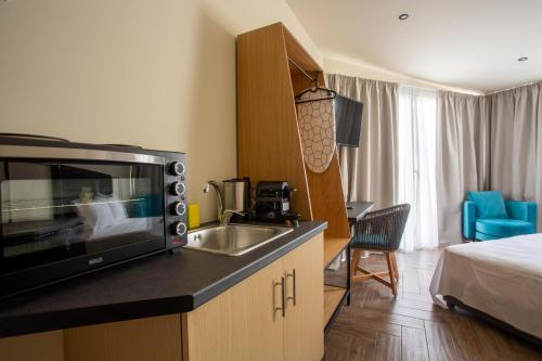 Una cocina o cocineta en Leone Suites