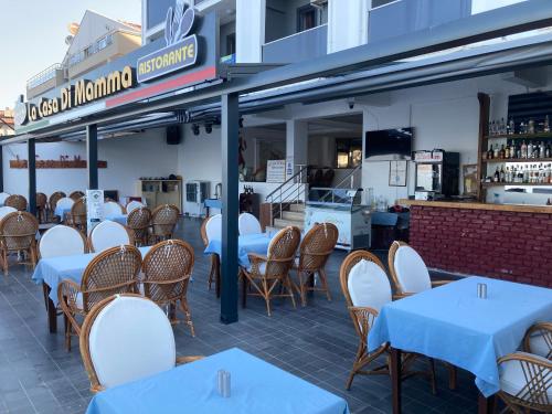 un restaurante con mesas y sillas y un bar en Olimpia Hotel, en Fethiye