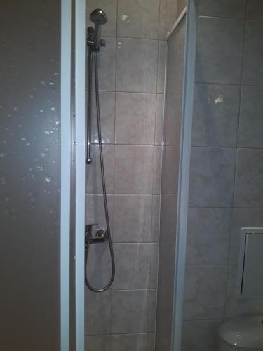 een douche met een douchekop in een badkamer bij Старият Хан-Б24 in Bansko