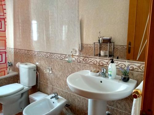 y baño con lavabo y aseo. en Apartamento nuevo en Sierra Sur Sevilla, en Villanueva de San Juan