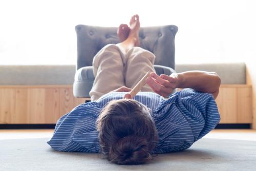 a person laying on the floor with a knife at Apart & Suiten Hotel WEIDEN in Schladming