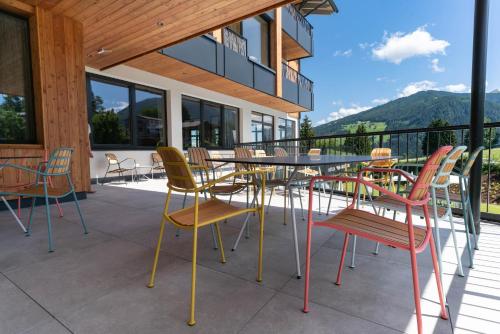 a patio with a table and chairs on a balcony at Apart & Suiten Hotel WEIDEN in Schladming