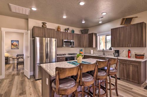 Quiet Kanab Home with Panoramic Views and Porch!にあるキッチンまたは簡易キッチン