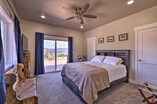 Llit o llits en una habitació de Quiet Kanab Home with Panoramic Views and Porch!