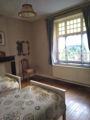 1 dormitorio con 2 camas y ventana en Villa Belle Epoque, en Hamoir