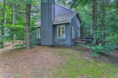 Jardín al aire libre en 6 Mi to Lake Harmony Quiet Getaway with Deck!