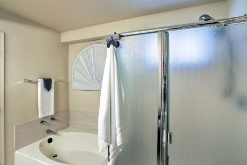 Ένα μπάνιο στο Goodyear Home with Pool, Quiet Walkable Community