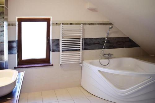 Ein Badezimmer in der Unterkunft Dom U Zbyszka z prywatną plażą