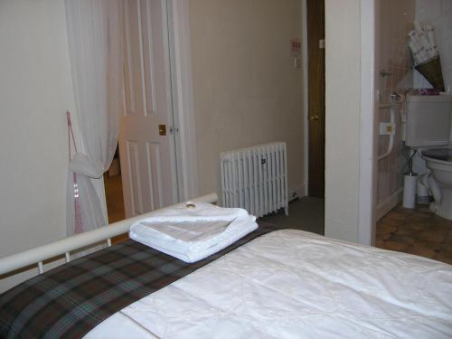 A bed or beds in a room at Achnabobane Farmhouse 