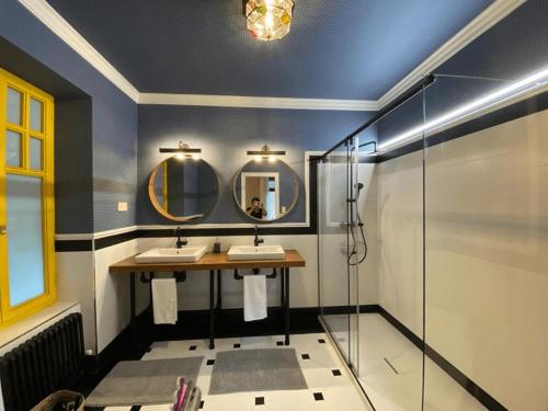 a bathroom with two sinks and a shower at La Casa DelBelga in Muskiz