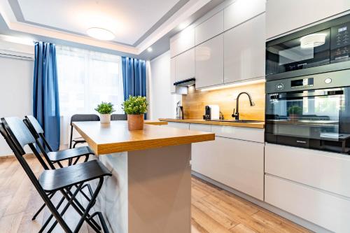 Kuchyň nebo kuchyňský kout v ubytování WrocApartments StarCenter - Parking Free