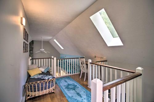 Postel nebo postele na pokoji v ubytování Wintergreen Resort Home with 2 Decks and Ski Access!