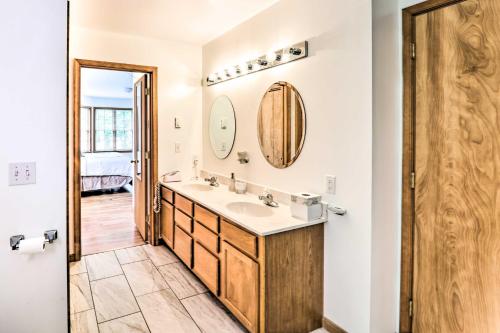 Koupelna v ubytování Poconos Home by Camelback Less Than 6 Mi to Mt Airy Casino